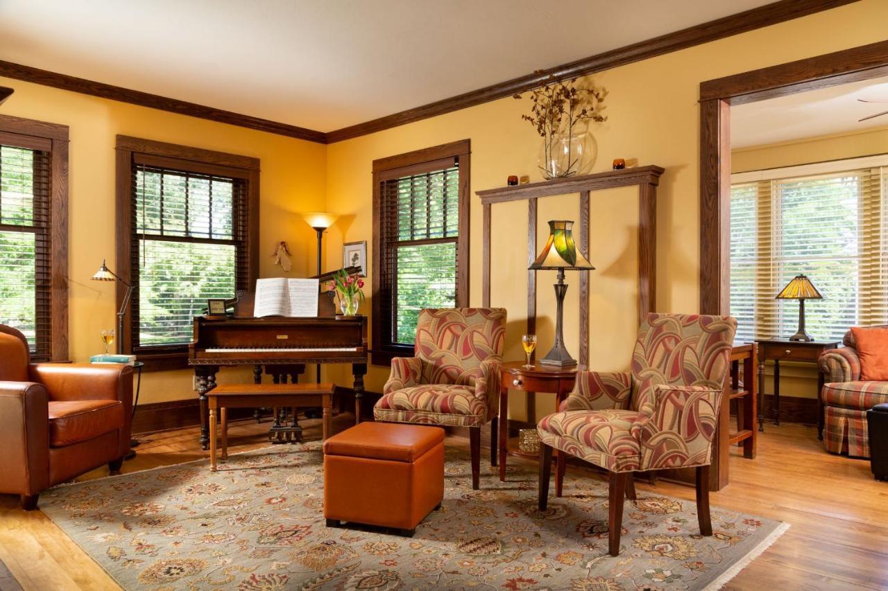 The Buckingham Inn Madison Bagian luar foto