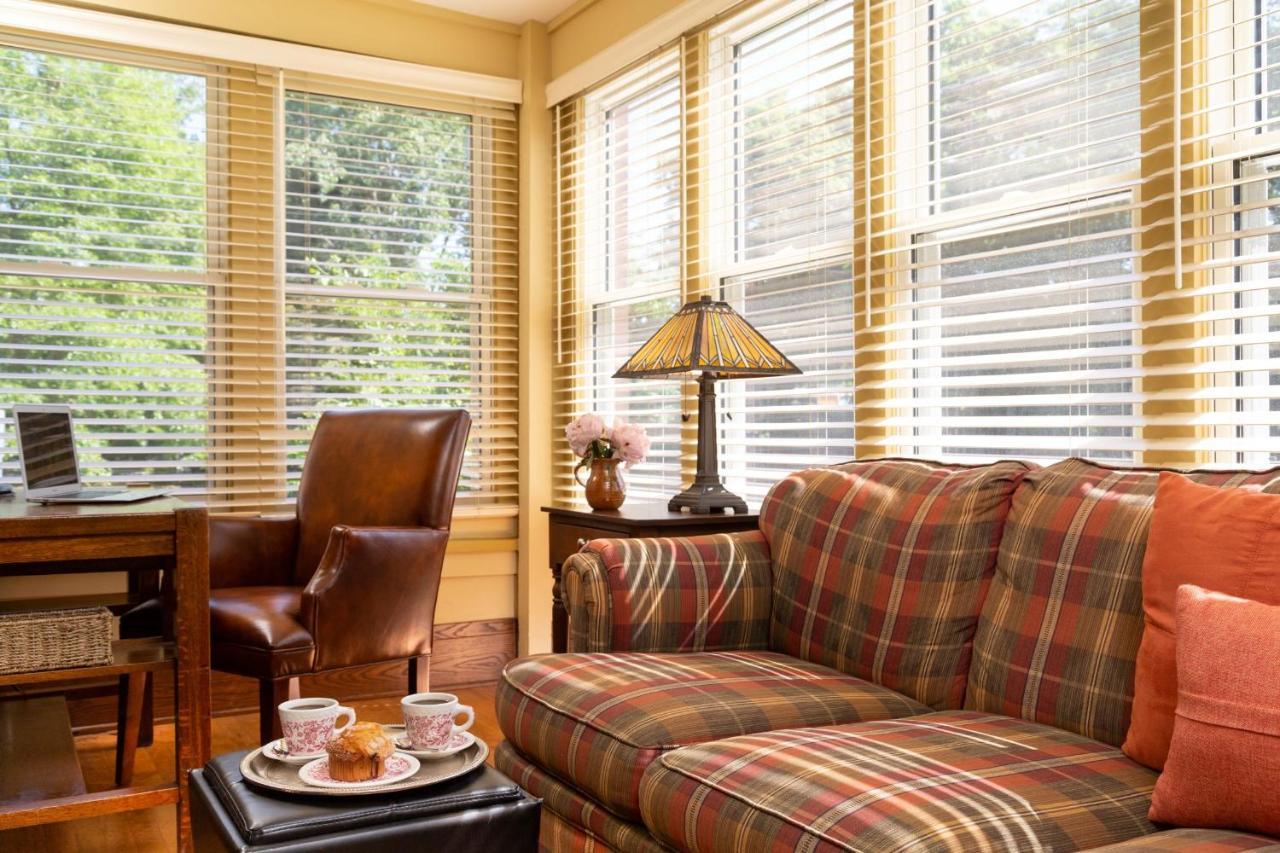 The Buckingham Inn Madison Bagian luar foto